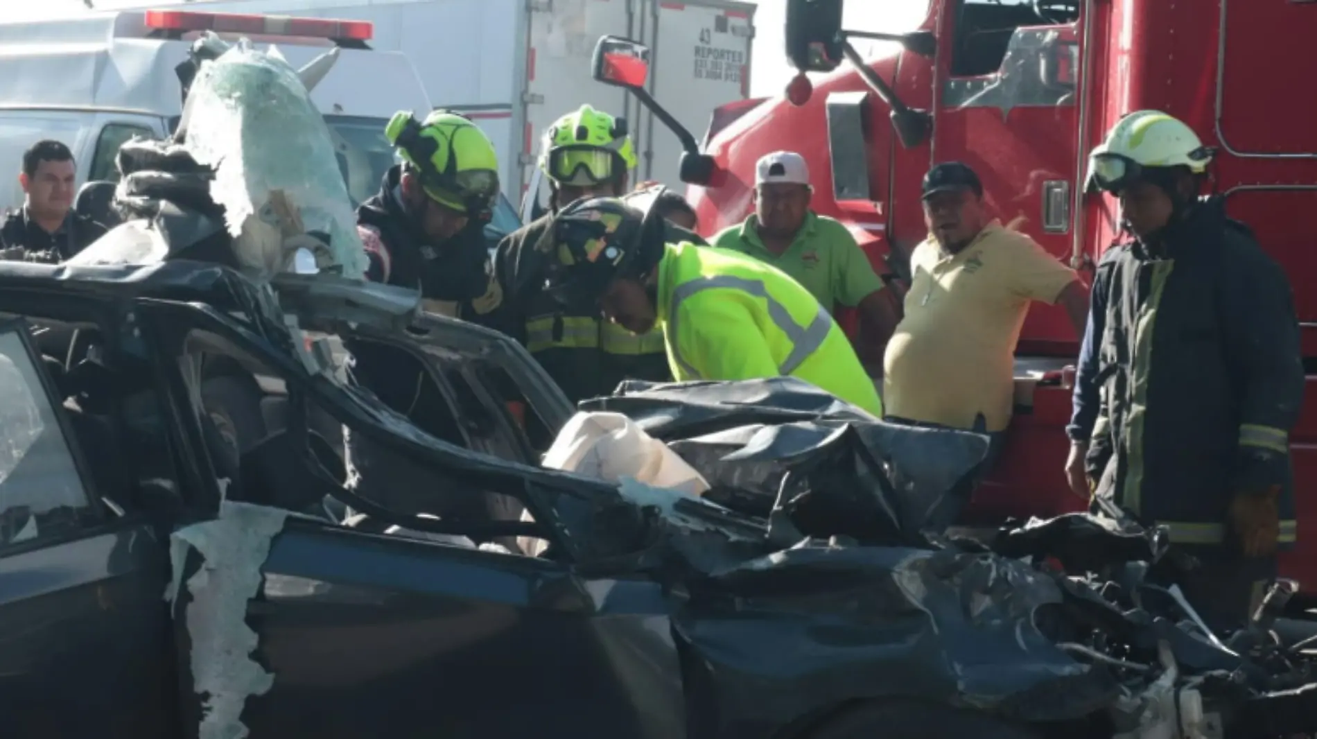 Conductor muere prensado dentro de automóvil en la carretera Lechería - Texcoco  portada 4